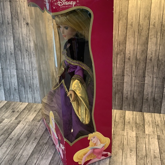 Aurora Porcelain Keepsake Doll Holiday Jewels Ed. - Picture 7 of 9